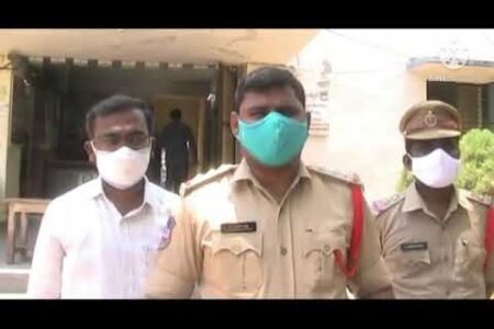 పోలీసు సిబ్బందికి మాస్కులు, సానిటేజర్,గ్లౌజ్ లు పంపిణీ