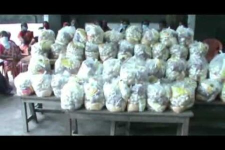 అర్ధాకలితో అలమటిస్తున్న ప్రయివేటు టీచర్లు.... మా టీచర్లను మేమే ఆదుకుంటామని చెబుతున్న చిన్నారులు